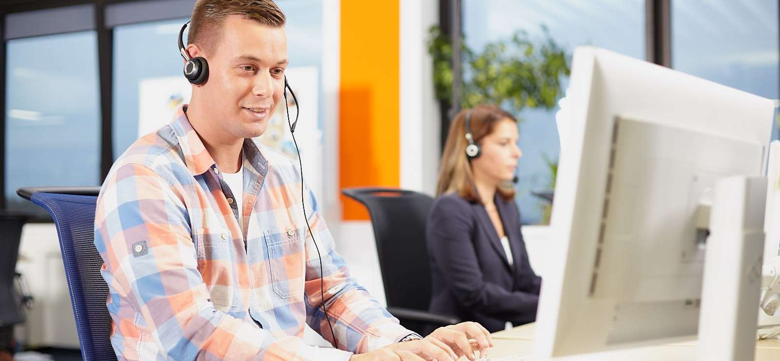 KVM-Mitarbeiter arbeiten am Computer im Gespräch