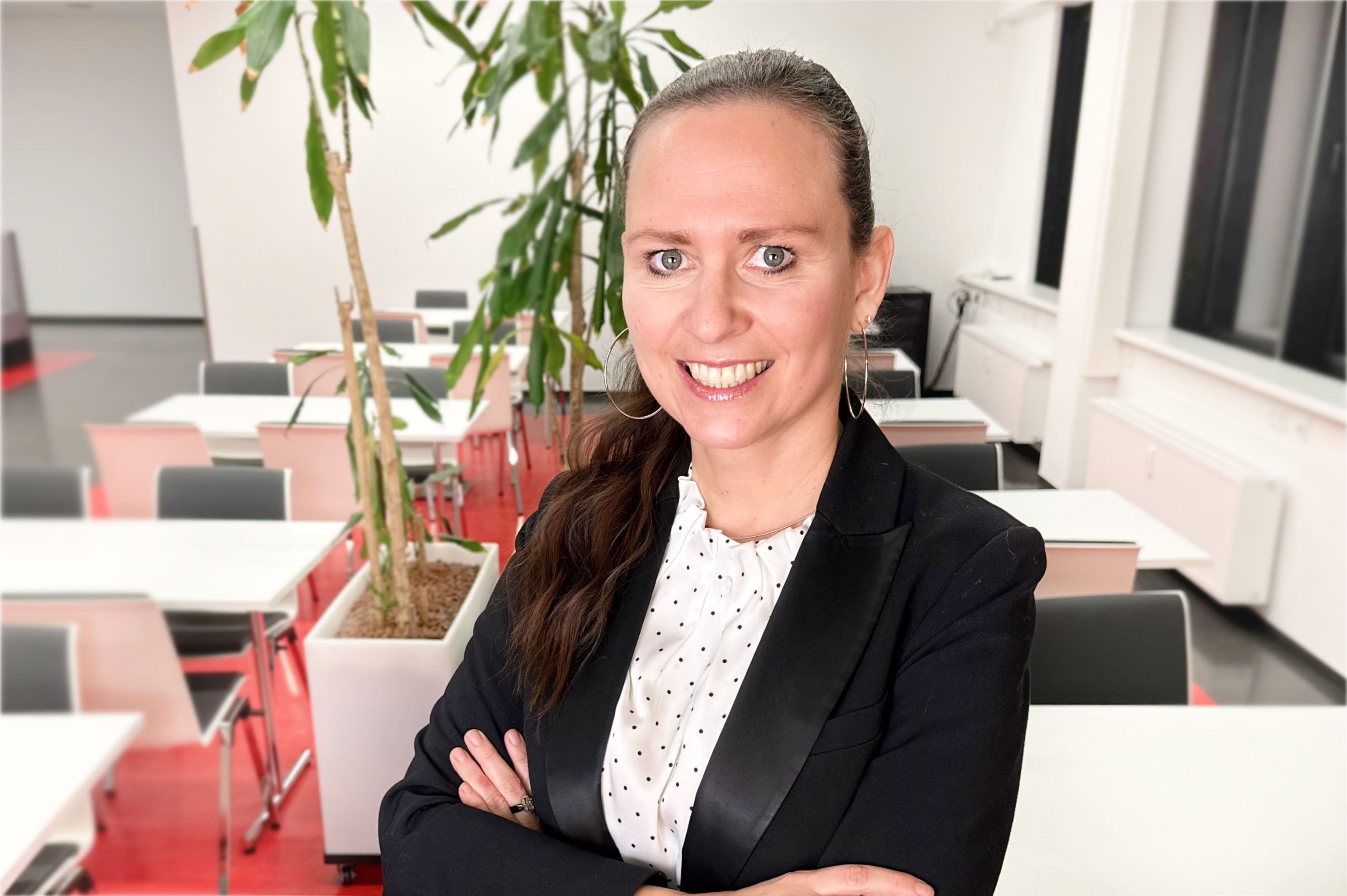 KVM-Mitarbeiterin arbeitet am Computer