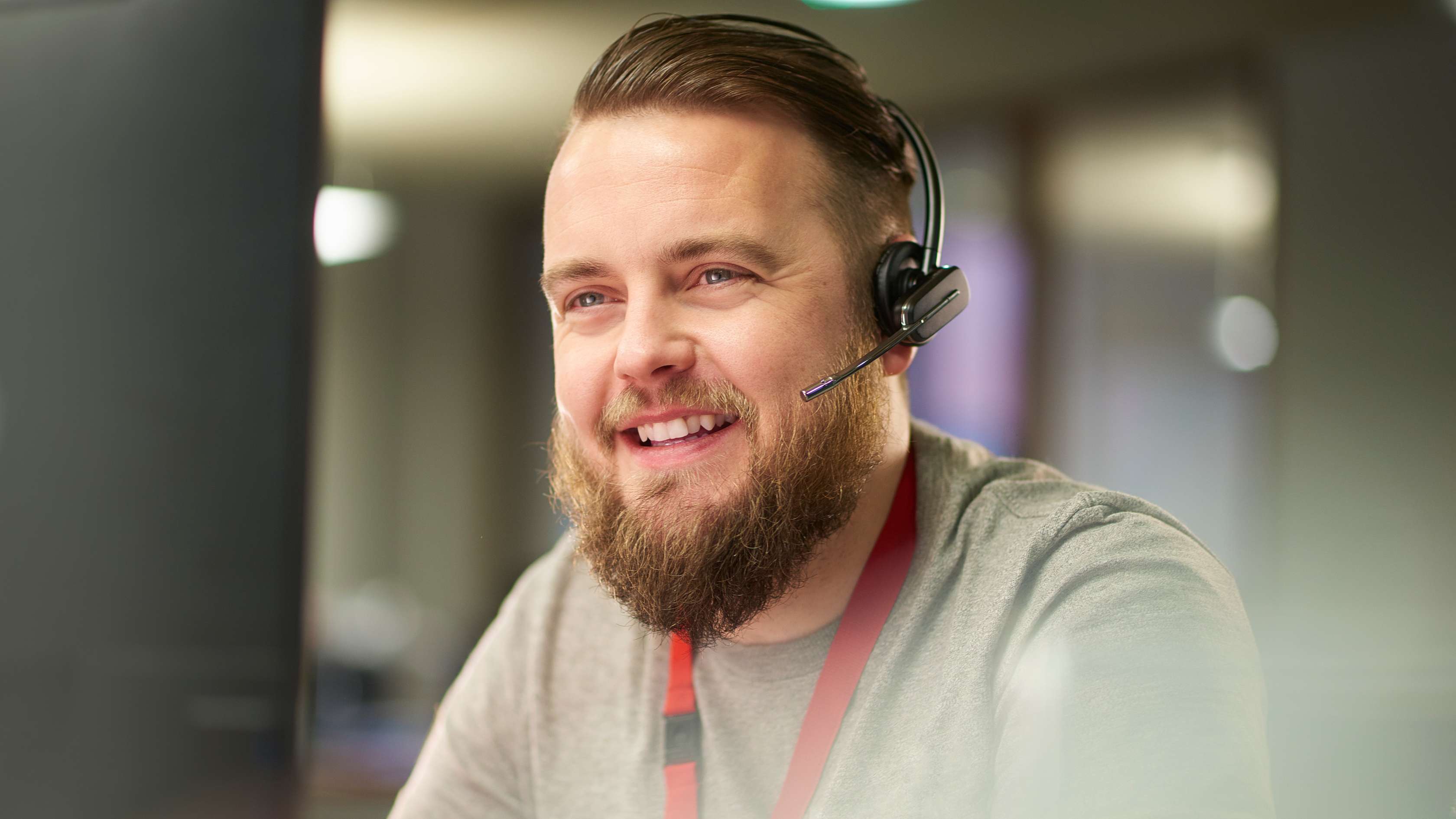 KVM-Mitarbeiter arbeiten am Computer im Gespräch