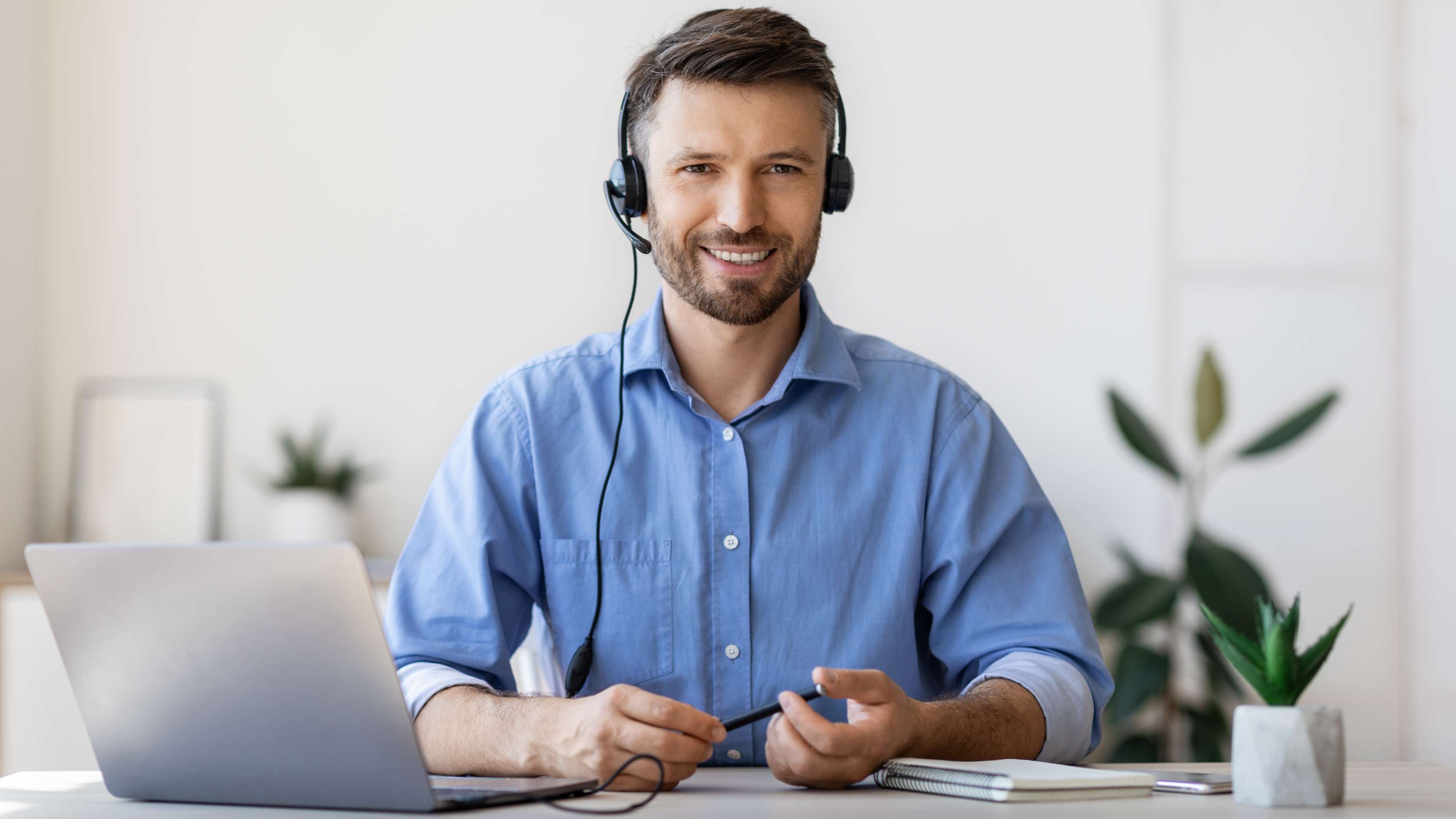 KVM-Mitarbeiter arbeiten am Computer