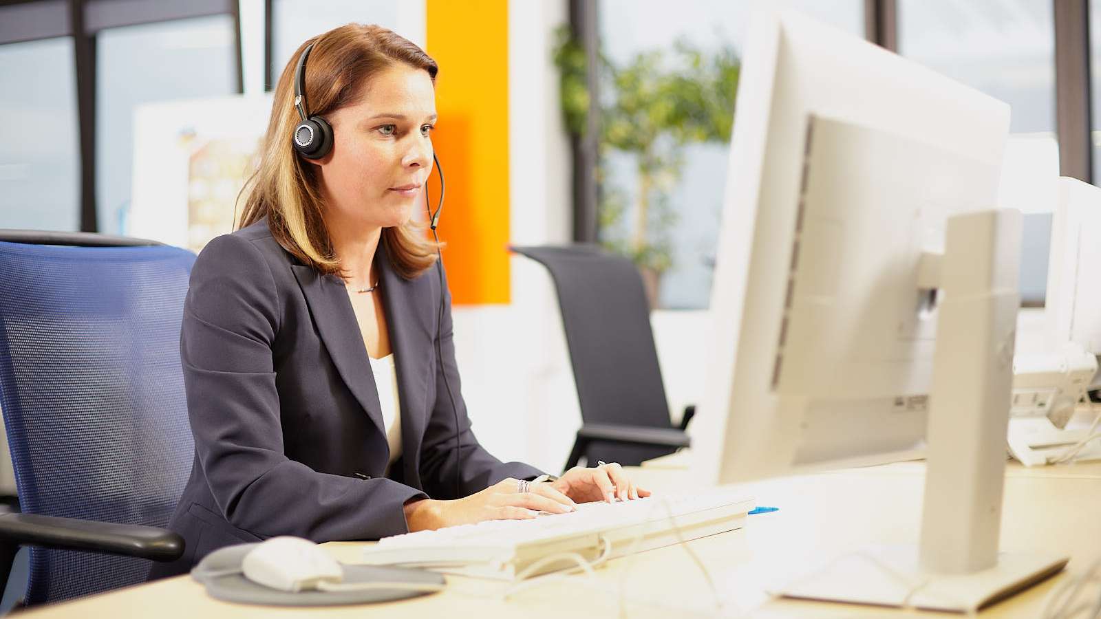 KVM-Mitarbeiter arbeiten am Computer